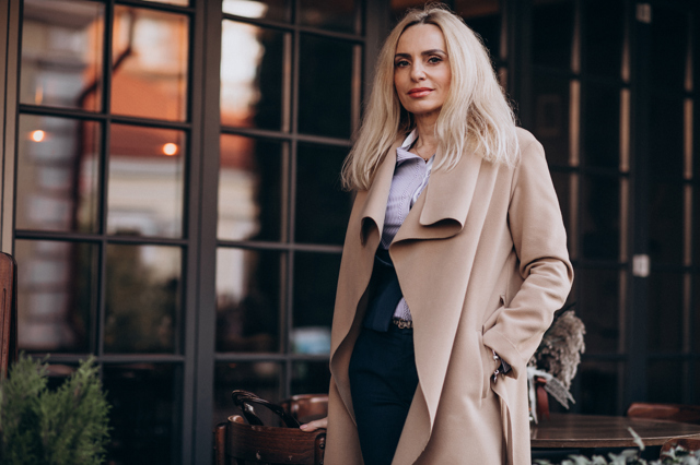 Starší žena v elegantním outfitu